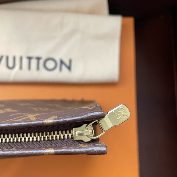 Like New Louis Vuitton Toiletry Pouch 26 - Picture 8 of 12